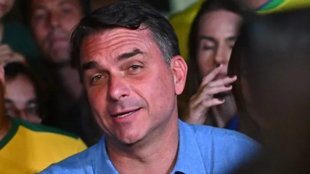 
                    Flávio Bolsonaro recebe apoio de Ronaldo Caiado que teve 2,18% de votos
                