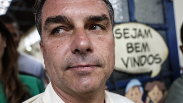 Direitos garantidos? Flávio Bolsonaro fala em mudar a constituição 