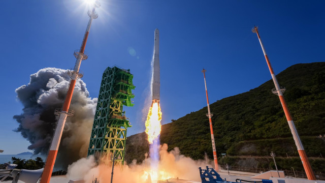 Coreia do Sul coloca 15 satélites em órbita com recurso ao foguetão Nuri