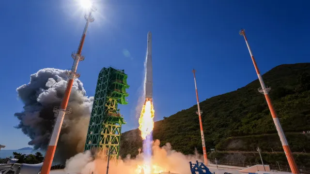 
                    Coreia do Sul coloca 15 satélites em órbita com recurso ao foguetão Nuri
                