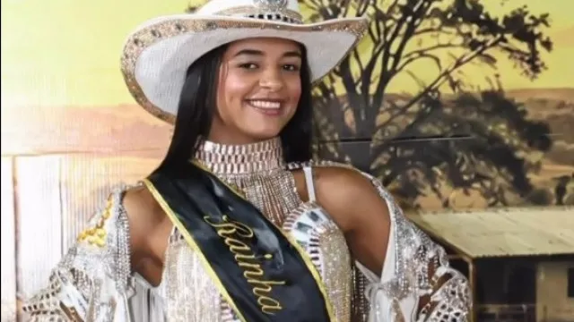 
                    Modelo de 22 anos morre ao ser atingida por raio em almoço de família
                