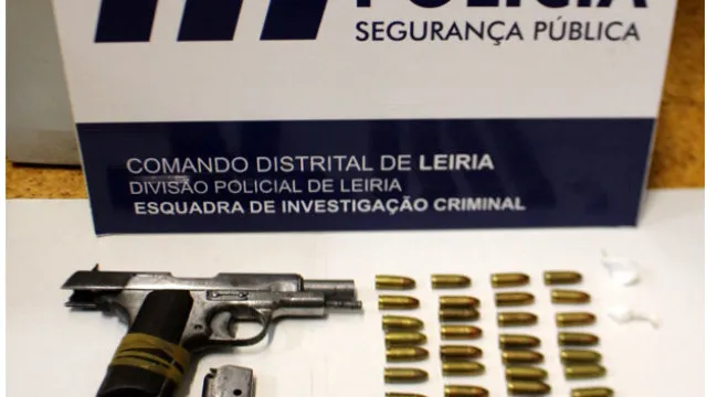 
                    Homem detido com arma carregada (e 50 munições) em esplanada de Leiria
                