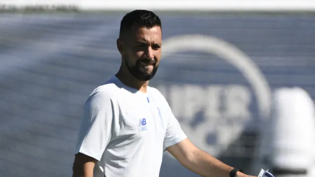 
                    Casa cheia no Olival. Farioli esfrega as mãos com novidades no FC Porto
                