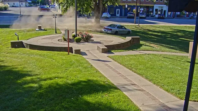 
                    Idosa embriagada faz peões no jardim de um tribunal nos EUA. E há vídeo
                