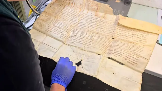 
                    Bula papal do século XVI encontrada após décadas desaparecida em Espanha
                