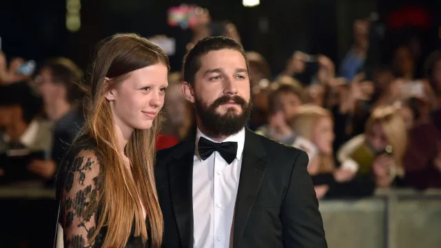 
                    Mia Goth avança com pedido de divórcio de Shia LaBeouf após separação
                