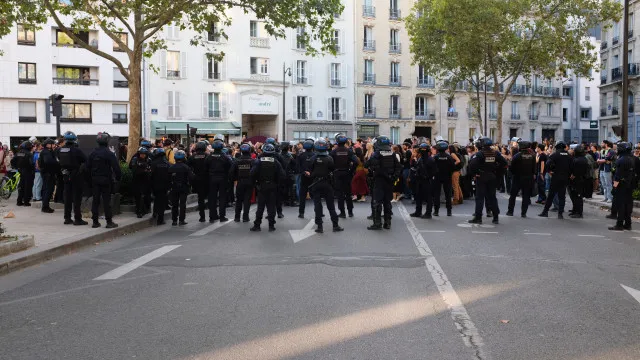 
                    Protestos estudantis em França alastram para universidades
                