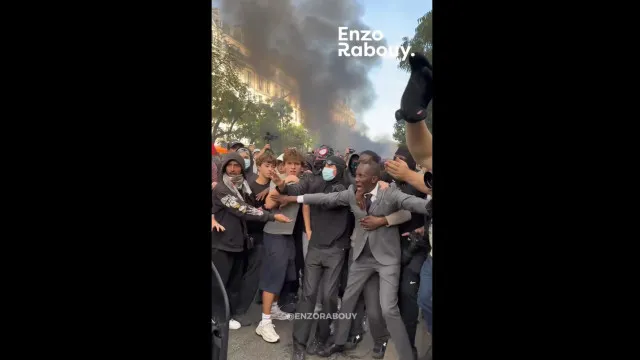 
                    Autarca protege estudantes da polícia durante protestos em Paris
                