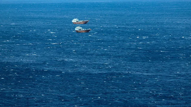 
                    Petroleiro atingido por múltiplos projéteis ao largo do Qatar
                