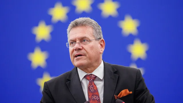 
                    China apela ao diálogo com UE e alerta contra protecionismo
                