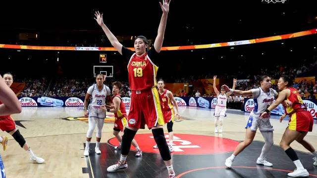 
                    Zhang Ziyu, a adolescente chinesa de 2,2 metros que já faz sonhar a WNBA
                