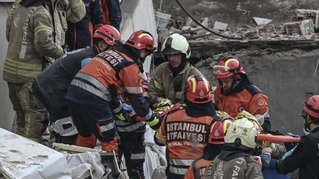 
                    Pelo menos sete pessoas presas num edifício que colapsou na Turquia
                