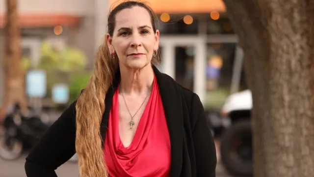 
                    Candidata ao Congresso dos EUA violada ao reparar cartazes de campanha
                