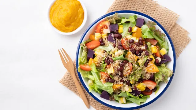
                    Salada quente de batata-doce pronta em minutos. Veja a receita
                