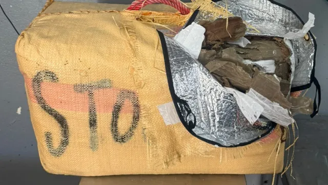 
                    GNR descobre (e apreende) 93 mil doses de canábis em praia de Sesimbra
                