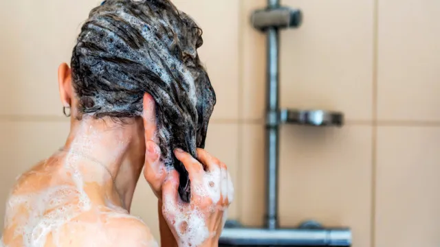 
                    Lavar o cabelo desta forma pode aumentar muito o volume
                