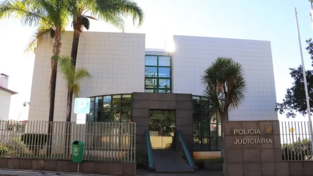 
                    Trio detido no Aeroporto da Madeira com 120 mil doses de droga na bagagem
                