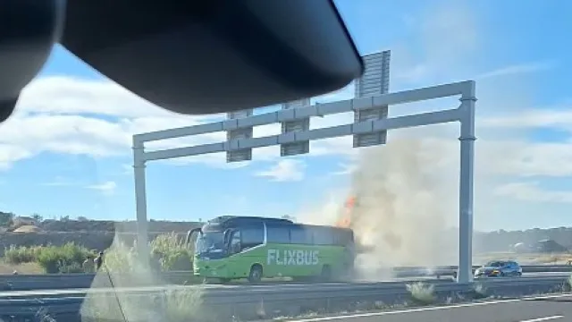 
                    Autocarro da Flixbus incendeia-se na A1: 43 pessoas retiradas
                