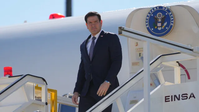 
                    Marco Rubio já está em São Bento. As imagens da chegada a Portugal
                