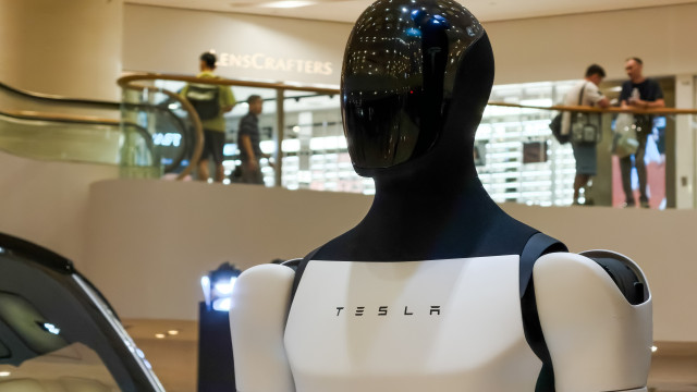 Tesla quer produzir mil robôs Optimus até ao final de 2026