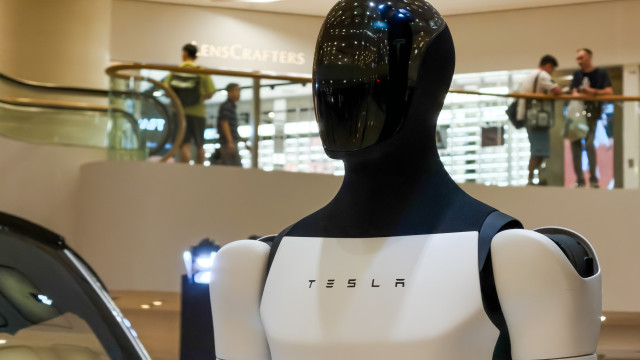Tesla quer produzir mil robôs Optimus até ao final de 2026