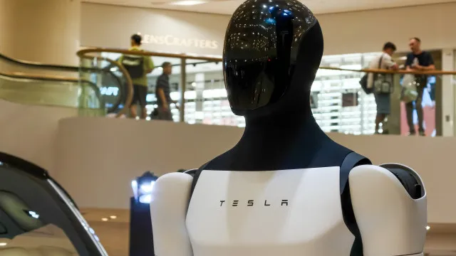 Tesla quer produzir mil robôs Optimus até 2026, mas enfrenta desafios