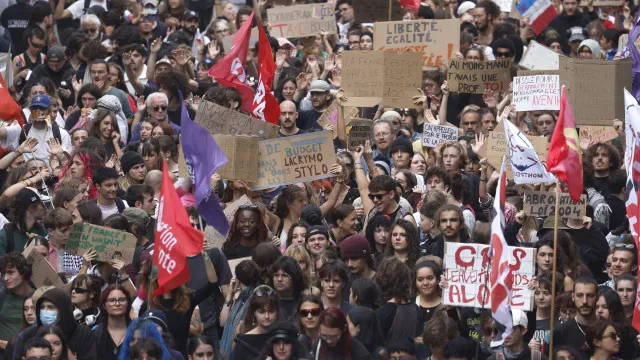 
                    Dezenas de milhares de estudantes franceses voltaram às ruas
                