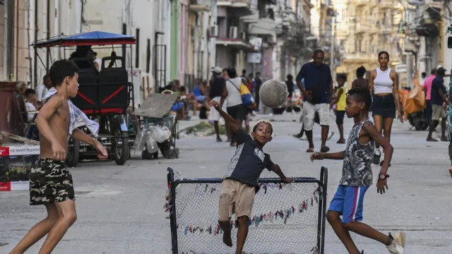 
                    Cuba acusa EUA de privar crianças de alimentação adequada
                