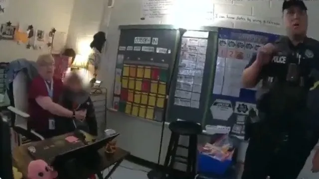 
                    Criança de 6 anos dispara contra professora e insulta auxiliar. O vídeo
                