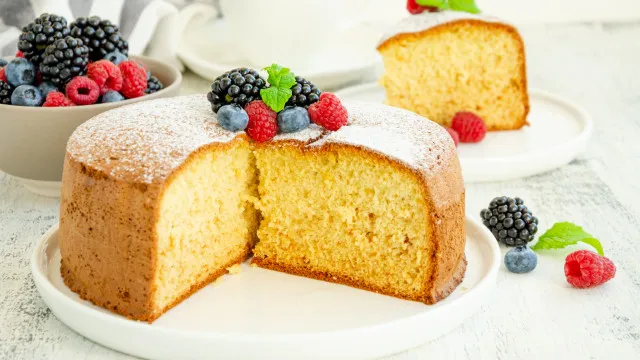 O bolo de claras e iogurte que é do mais fofo que há. Veja a receita
