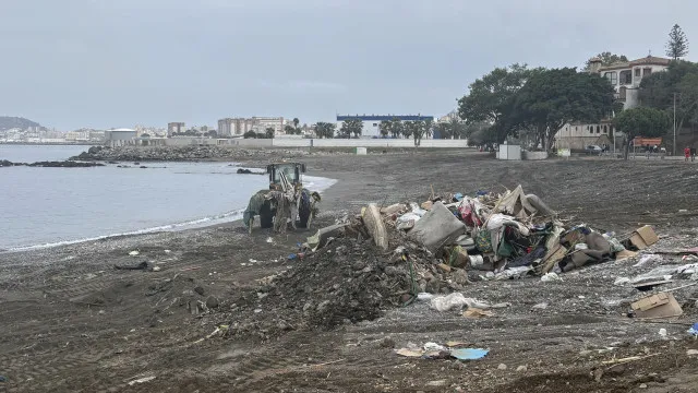
                    Milhares regressaram a Marrocos numa semana. Praias em Ceuta estão vazias
                