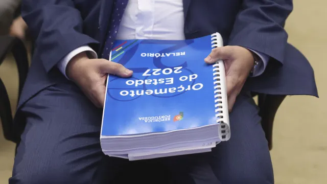 AO MINUTO: PSD e CDS elogiam "contas sólidas" do OE; PS tem "dúvidas"
