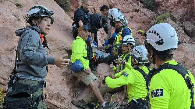 
                    Jovem de 20 anos sobrevive a queda de 30 metros no Utah
                