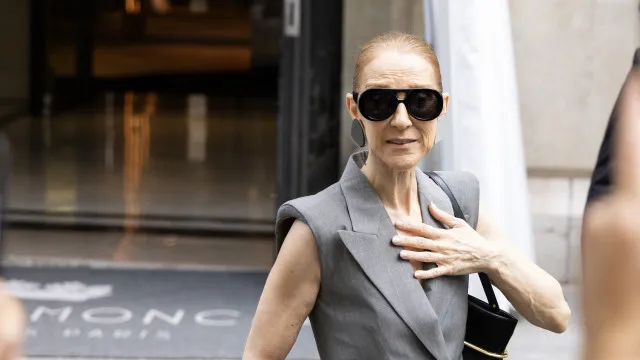 Céline Dion escorrega em palco, mas não interrompe o espetáculo
