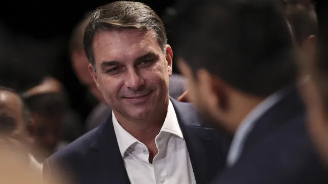 
                    Site oferece criptomoedas para divulgar campanha de Flávio Bolsonaro
                