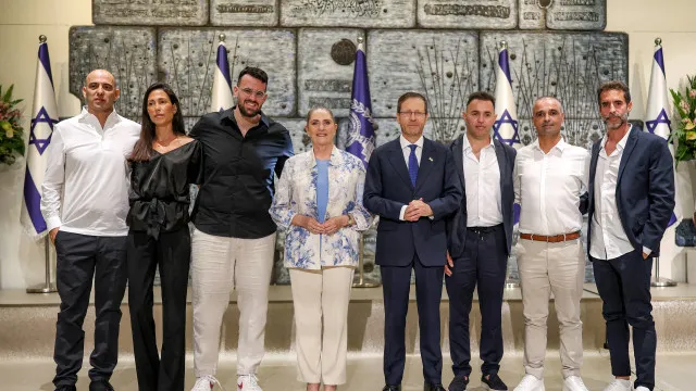 
                    Israel distingue passageiros que salvaram voo após ataque na Flydubai
                