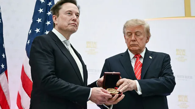 
                    Trump condecora Musk com medalha científica e chama-lhe 