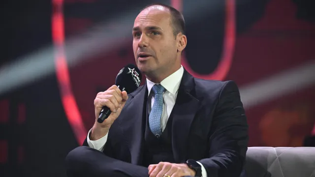 
                    STF determina início da execução da pena de Eduardo Bolsonaro
                