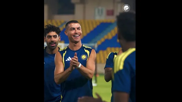 
                    Cristiano Ronaldo de sorriso rasgado em momento de festa no Al Nassr
                