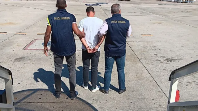 
                    Detido em Cascais burlão procurado em Espanha. Fez milhões com esquema
                