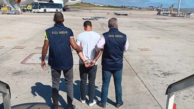 
                    Detido em Cascais burlão procurado em Espanha. Fez milhões com esquema
                
