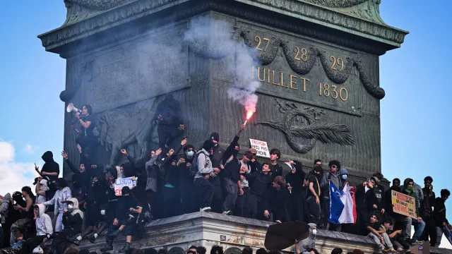 
                    Menos escolas fechadas em França, mas protestos continuam
                