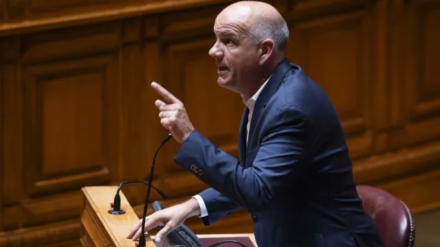 Raimundo elogia "dotes de bailarino" de Montenegro, que recusa a dança