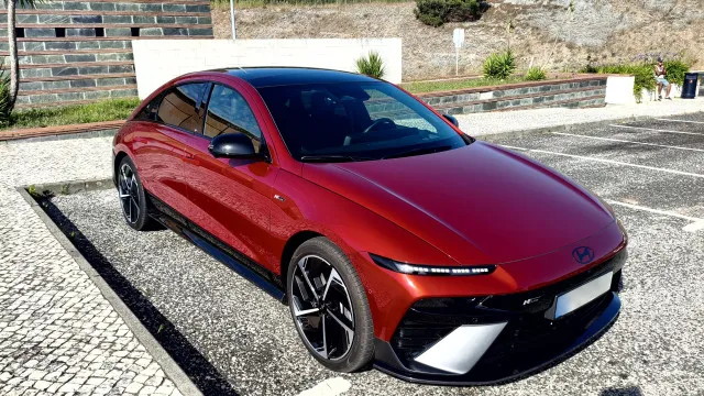 
                    Hyundai Ioniq 6 em teste. Uma berlina com personalidade
                