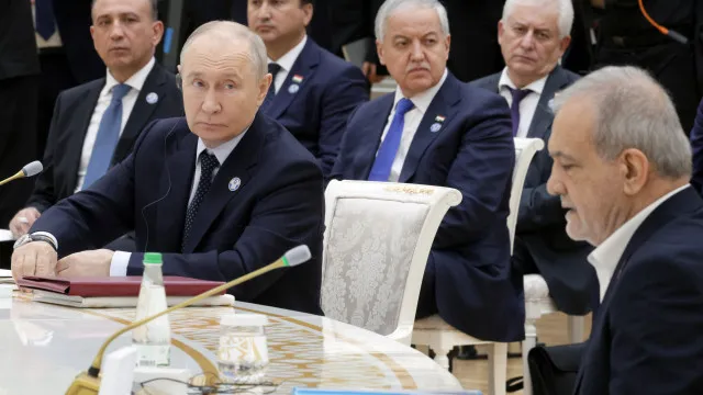 
                    Putin promete laços mais estreitos com vizinhos da antiga União Soviética
                