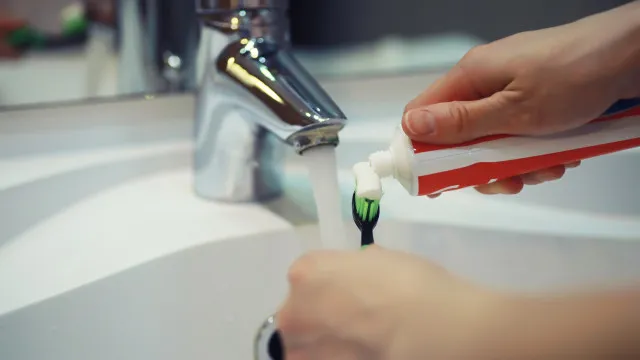 
                    Primeiro o pequeno-almoço ou escovar os dentes? 3 riscos a ter em conta
                