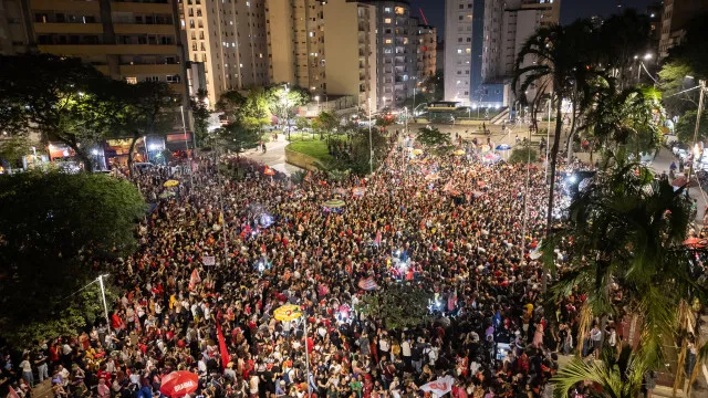 
                    Estudantes mobilizados por Lula em todo o país após eleições
                