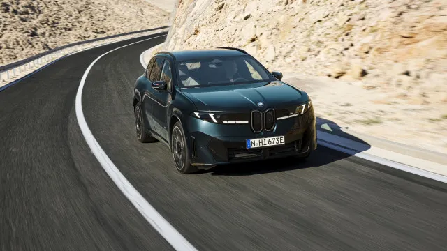 
                    BMW iX3 mais potente revelado. Tem 612 cv e a autonomia supera 700 km
                