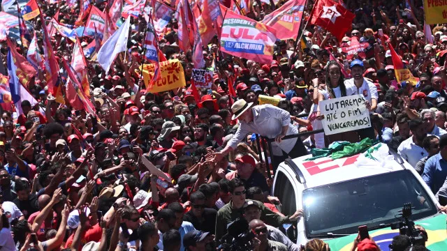 
                    Lula faz comício em reduto bolsonarista, mas falta material de campanha
                