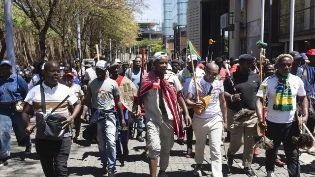 
                    Protesto anti-imigração causa pilhagens e confrontos na África do Sul
                